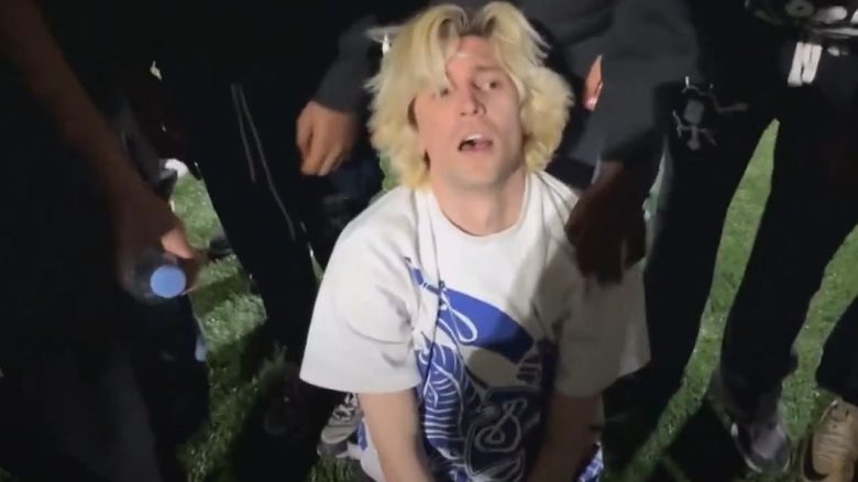 29-jähriger Twitch-Streamer spielt ein paar Minuten Fußball, ist körperlich völlig am Ende