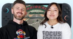 Mit der Switch 2 schickt Nintendo seine besten Entwickler nach 40 Jahren in Rente und das kann alles verändern - Titelbild zeigt Kit Ellis und Krysta Yang vor Nintendo Switch 2