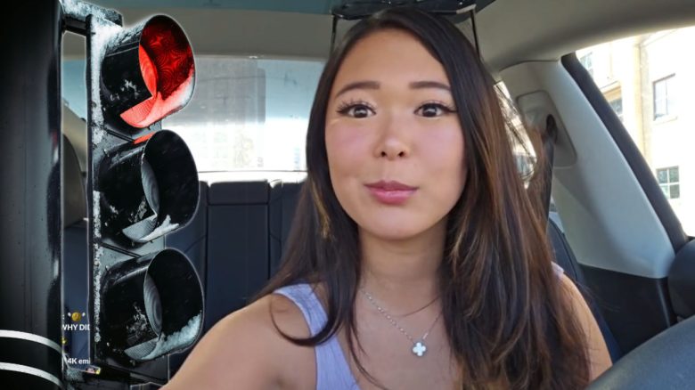 Twitch: 27-Jährige streamt im Auto, überfährt rote Ampel