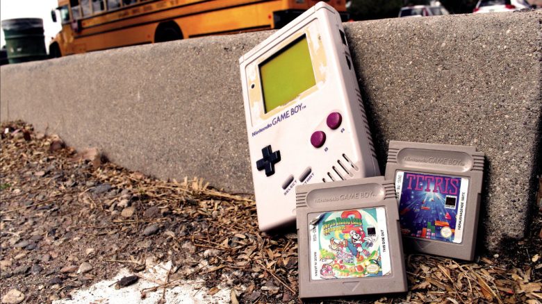 GameBoy mit Spielen am Straßenrand Symbolbild