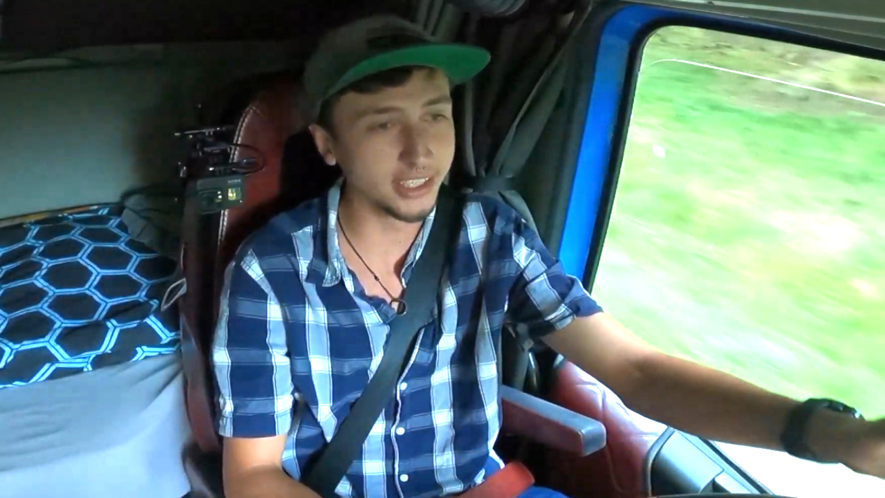 Ein 23-Jähriger fährt auf Twitch täglich quer durch Deutschland und teilt seinen Job mit anderen aus der Gen Z