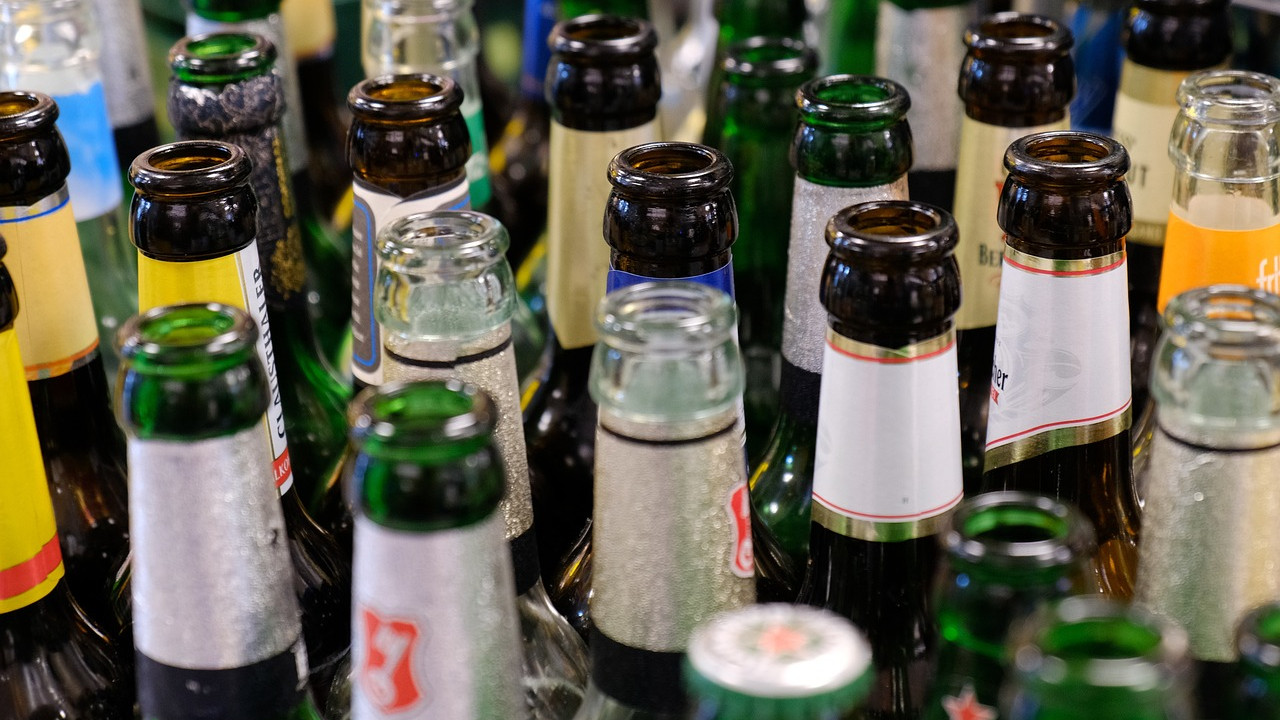 Er recycelt 450.000 Dosen, die er in den letzten sieben Jahren gesammelt hat, und nutzt sie, um ein Haus zu kaufen