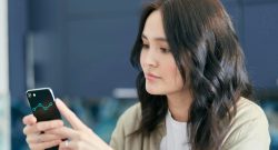 Die Gen Z hat einen neuen Weg gefunden, einfach Geld zu verdienen: Sie laden sich eine Spionage-App aufs Handy und verkaufen ihre Daten - Titelbild zeigt Mensch mit Handy