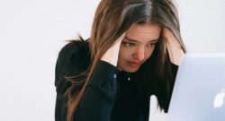 Experte warnt, KI könnte die Hälfte aller Bürojobs für Berufseinsteiger ersetzen - Titelbild zeigt frustrierte junge Erwachsene