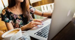 Frau an Laptop Symbolbild