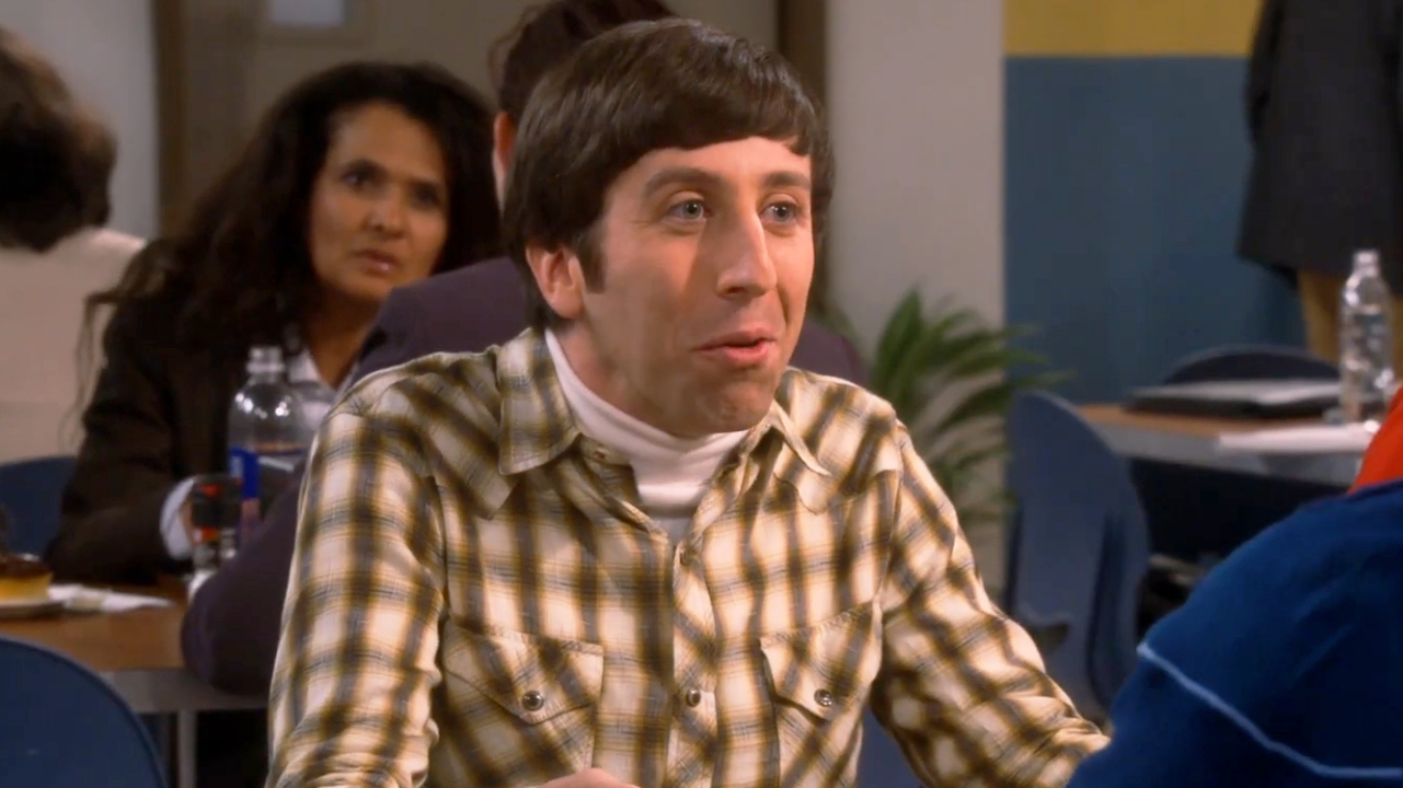 Es blieb unbemerkt, aber ein Schauspieler aus The Big Bang Theory trat früher im Friends-Universum auf und spielte fast die gleiche Rolle