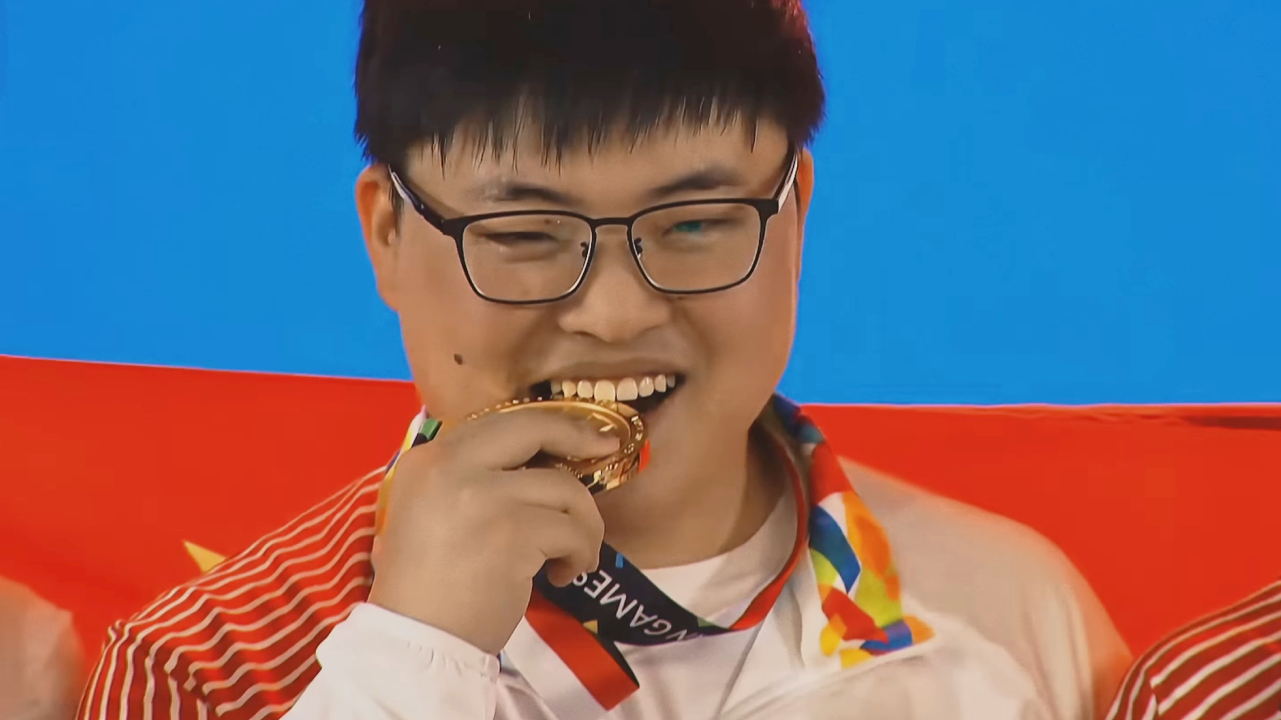 Chinese LoL player is now honored like Faker, receives an expensive skin and his own Mercedes