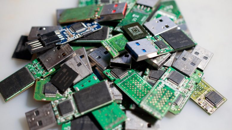 Programmer buys twelve USB sticks on Amazon, realizes they are fakes and decides to take action against it