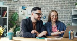 Titelbild Mitarbeiter Büro