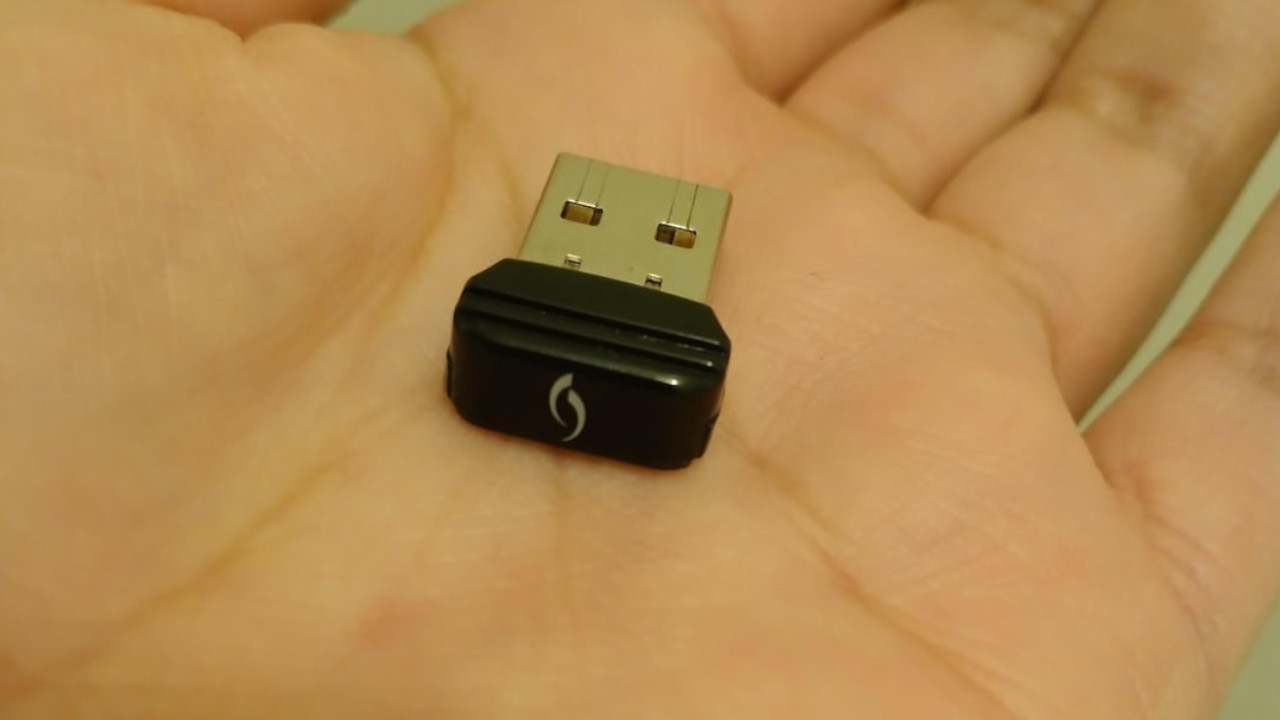 Eine Frau findet mysteriösen USB-Stick in der Tasche ihres Mannes und die Community denkt sofort, dass er sie betrügt – Dabei ist die Lösung einfach