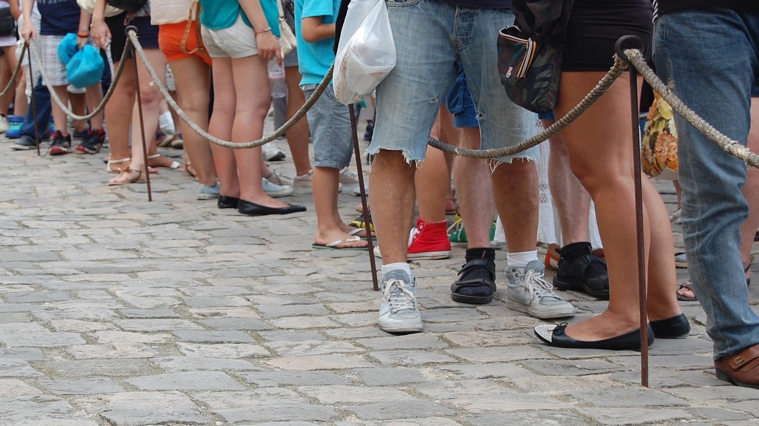 Ein Mann verlangt 33 € pro Stunde, um für euch in der Schlange zu stehen – Wurde mit dem iPhone reich