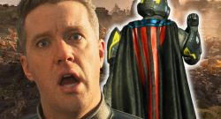 Ein Jahr nach dem größten Kampf von Helldivers 2 verteilt Über-Erde den Umhang für den glorreichen Kampf gegen Sony - Titelbild zeigt Spielcharakter vor Umhang