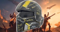 Über-Erde ruft seine Helden zu einer Spenden-Aktion für Kinder auf und die Spieler von Helldivers 2 antworten mit 35.000 € an einem Tag - Titelbild zeigt Helm-Replika aus Helldivers 2