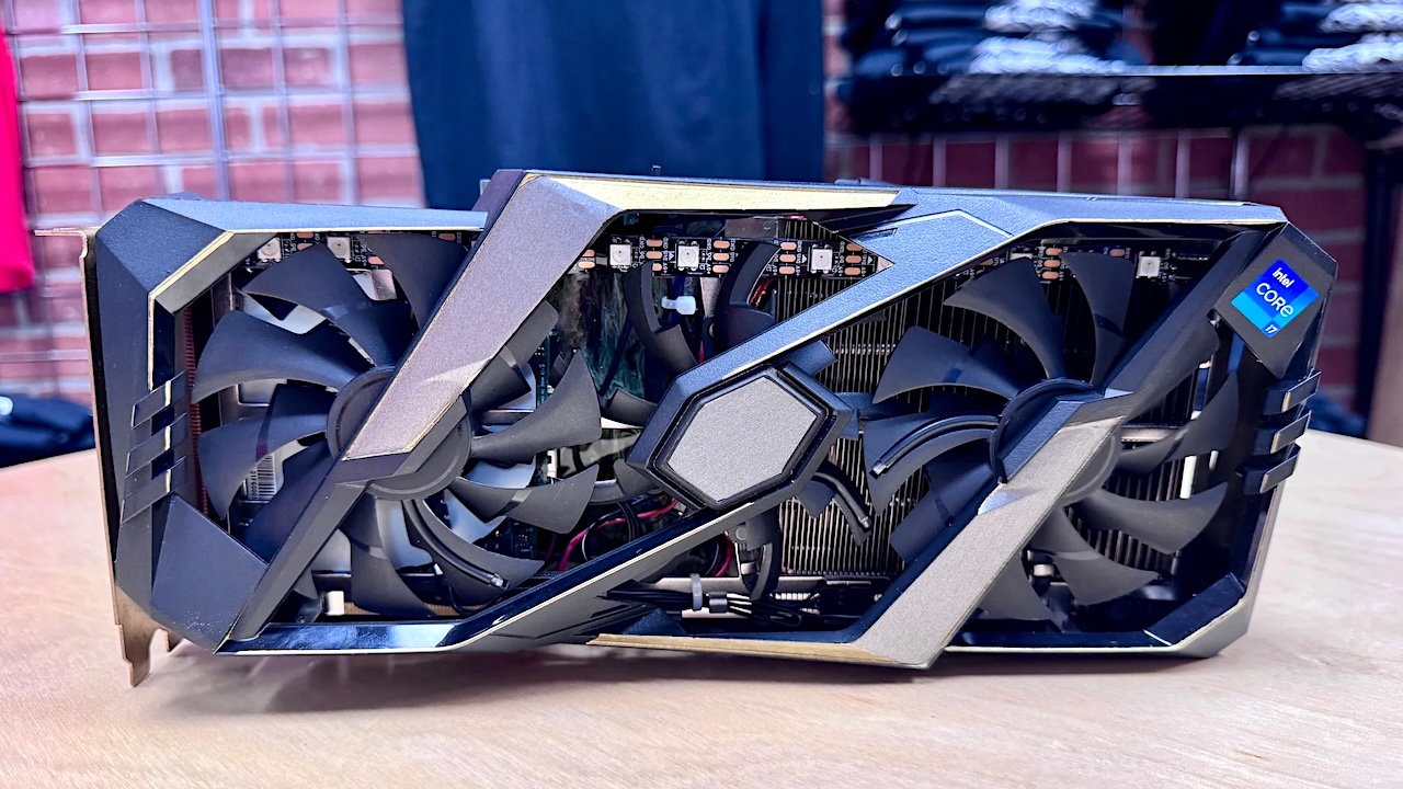 Firma baut in eine Grafikkarte einen gesamten PC, macht sich damit über den derzeitigen Markt und seine Preise lustig 