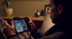 Spieler spielt SteamDeck im Bett Screenshot