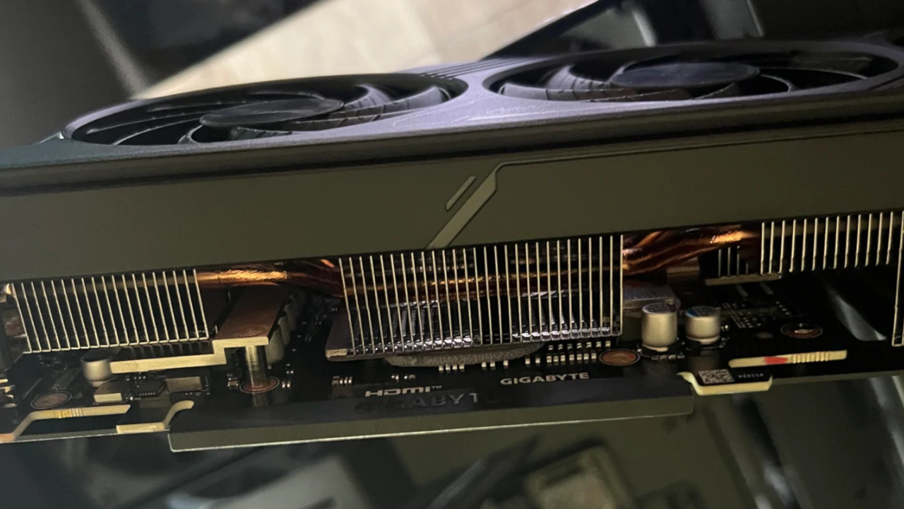 Er wollte seine Grafikkarte von Nvidia in seinem PC montieren, scheitert aber an einem Computer-„Kondom“