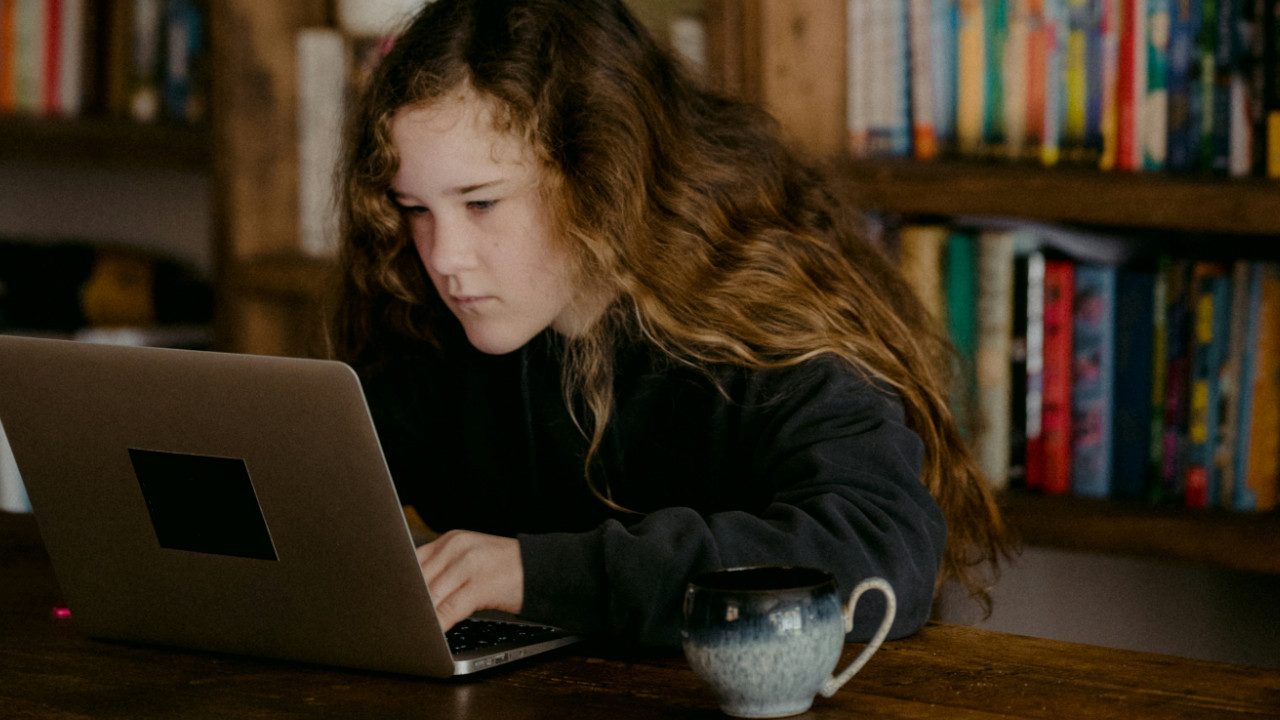 Die Gen Alpha hängt nicht einfach nur sinnlos am Handy: Sie verdient richtig Geld im Internet