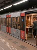 Obwohl sie Milliarden Dollar erbte, trug sie gebrauchte Kleidung und fährt immer noch mit der U-Bahn