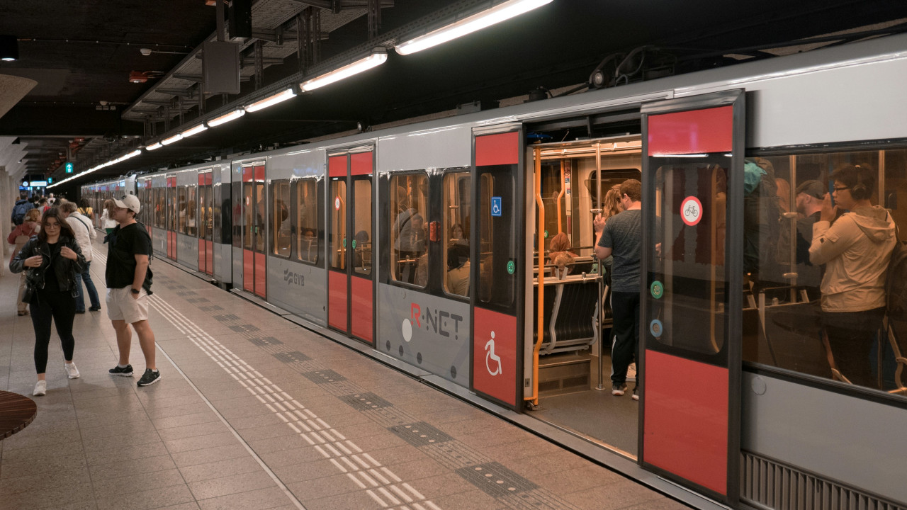 Obwohl sie Milliarden Dollar erbte, trug sie gebrauchte Kleidung und fährt immer noch mit der U-Bahn