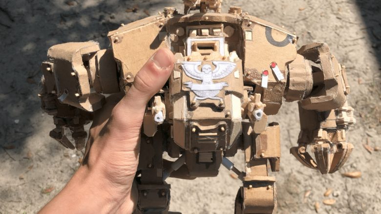 Player builds a Dreadnought from Warhammer 40,000 out of cardboard and ice sticks for a year, fans celebrate: “More details than GW kits”