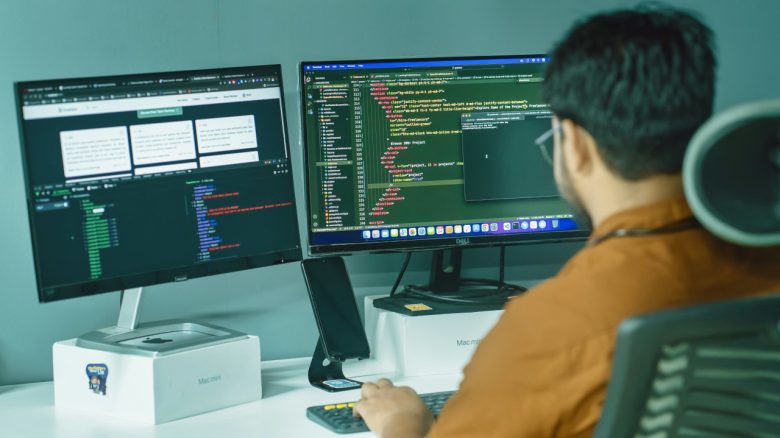 Ein Ingenieur fliegt auf, weil er heimlich für 3 bis 4 Unternehmen gleichzeitig arbeitet: Erklärt,  warum er es getan hat