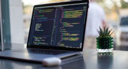 Titelbild Entwickler Büro Monitor