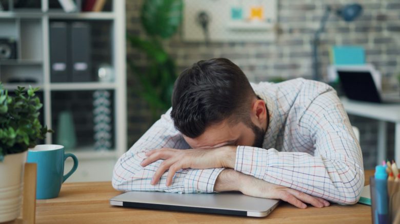 Titelbild Mann erschöpft Büro Office