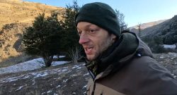 Amazon veröffentlicht Startdatum von 7 vs. Wild, doch eine mysteriöse Person lässt die Fans rätseln - Titelbild zeigt Teilnehmer Joe Vogel bei Staffel 4