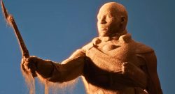 Spieler will das ultimative Wüsten-Feeling aus Dune: Awakening, lässt sich von 6 Monitore grillen - Titelvild zeigt Spielcharakter