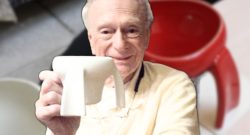 Großvater mit Kangaroo Cup