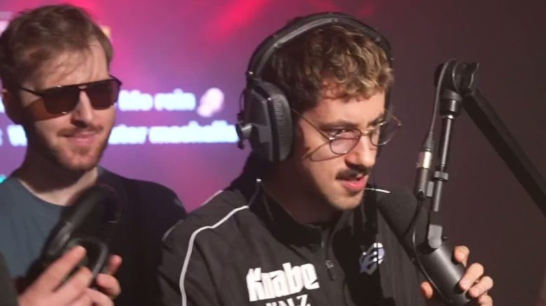 HandOfBlood zockt während eines Techno-Raves mit seinem „Zwilling“ Street Fighter, geht viral