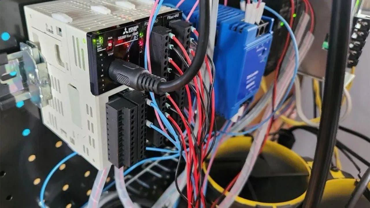 Hobby-Techniker erstellt gewagte Konstruktion, um zu verhindern, dass die Kabel seiner RTX 5090 schmelzen