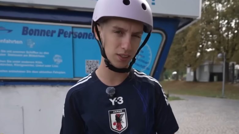 A well-known Twitch streamer takes a moment for a young fan on the way to gamescom, saving the family 100 euros