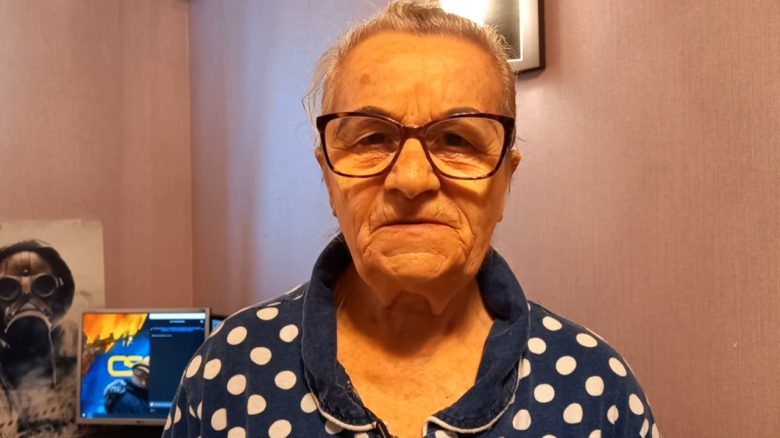 Gamerin zockt mit 76 Jahren live auf Twitch, erledigt allein ein ganzes gegnerisches Team in Counter-Strike