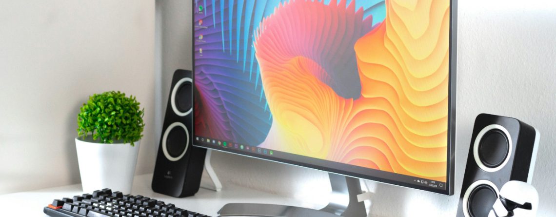 Ein Spieler verzweifelt an seinem Gaming-PC: Denn dieser beschädigt jeden Monitor, den er daran anschließt