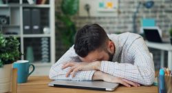 Titelbild Person unter Stress Burnout