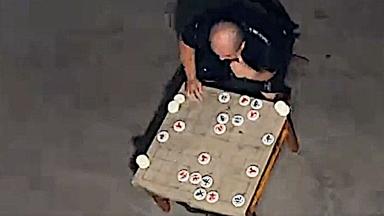 Mann verliert eine Partie „Schach“, will danach stundenlang seinen Fehler finden – selbst ein Sturm kann ihn nicht davon abhalten