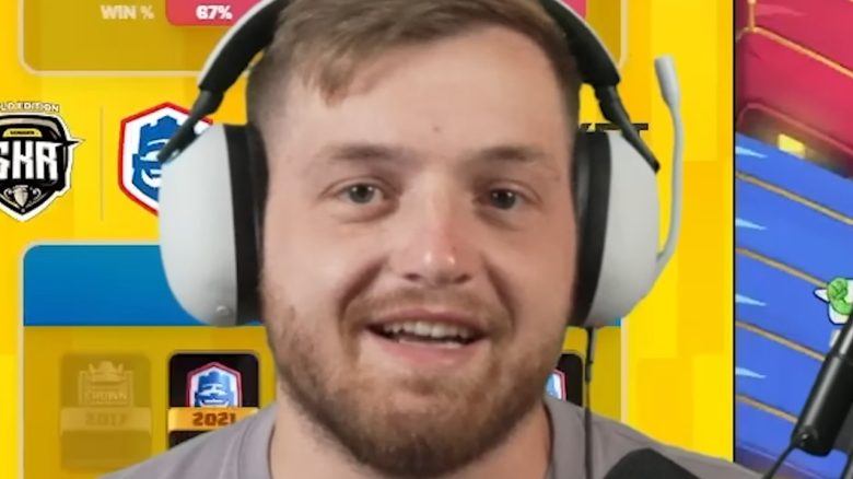 Twitch-Streamer Trymacs fährt mit seinem Porsche auf „dritter Spur“ bis er schließlich bemerkt, dass es sich um eine Rettungsgasse handelt