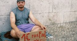 Trymacs mit bemaltem Schild