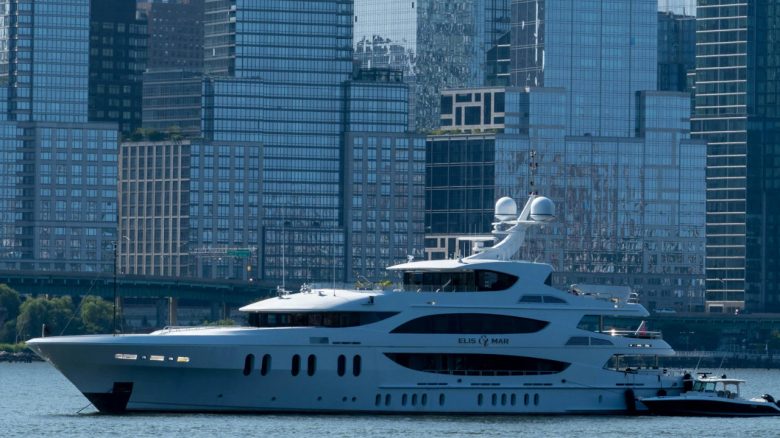 Yacht vor Skyline Symbolbild