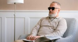 Ein Bürgermeister aus den Philippinen macht fürchterlichen Hardware-Deal, kauft 16 PCs für 150.000 Euro - Titelbild ist Symbolbild - zeigt Mann mit Sonnenbrille und Ordner auf einem Sessel