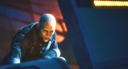 Spieler stürzen sich in Dune: Awakening von Klippen hinunter, erklären ein Feature zur besten Entscheidung der Entwickler - Titelbild zeigt Spielcharakter