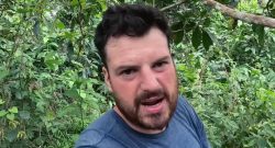 7 vs. Wild zeigt, wie ein echter Survival-Experte das Team vor Mücken schützt, stellt eigenen Insektenschutz her - Titelbild zeigt Spielcharakter