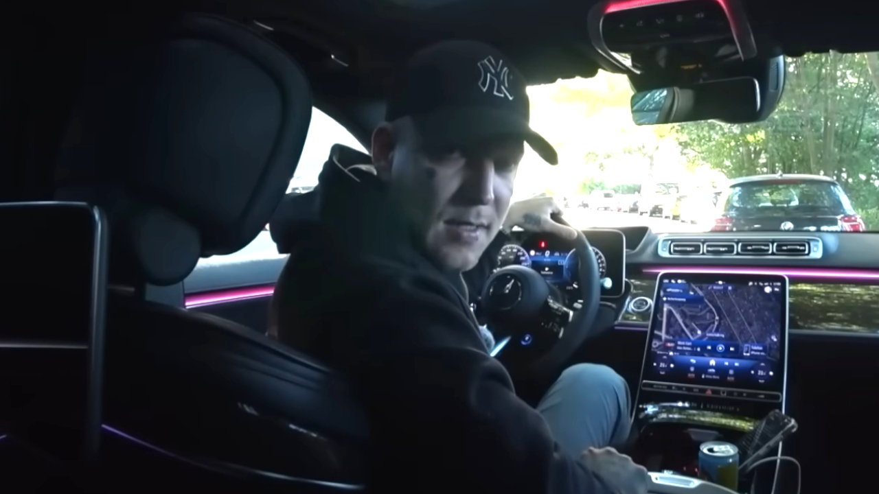 MontanaBlack baut live auf Twitch fast einen Unfall, schimpft erst auf die Technik, gibt jetzt sein Fehlverhalten zu