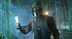 Dune: Awakening lockt mit neuem Update die Spieler zurück, doch die fragen sich nun: Wo ist meine Basis? - Titelbild zeigt Spielcharakter mit Glühstab