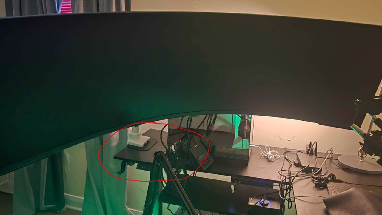 Spieler packt „monströses Monitormonster“ auf die Kante eines Schreibtischs und wundert sich, dass die Tischplatte davon kaputtgeht