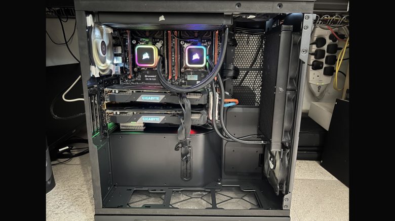 Titelbild Reddit PC mit zwei CPUs und Grafikkarten