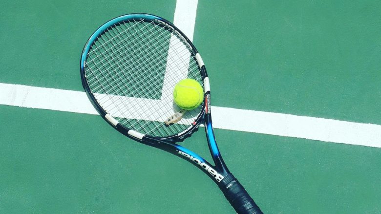 Ein Millionär und CEO schnappt einem Jungen das Geschenk eines Sportstars vor der Nase weg, ist jetzt der Bösewicht des Internets