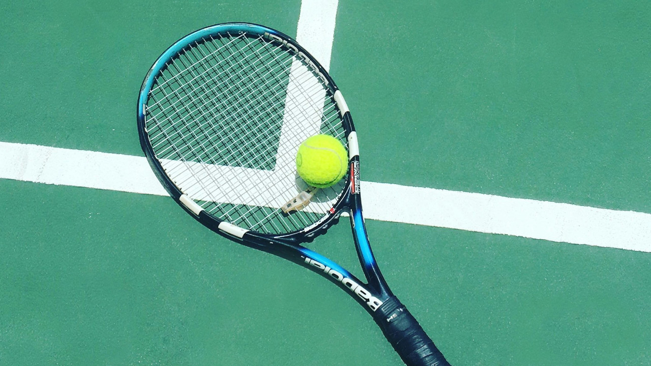 Ein Millionär und CEO schnappt einem Jungen das Geschenk eines Sportstars vor der Nase weg, ist jetzt der Bösewicht des Internets