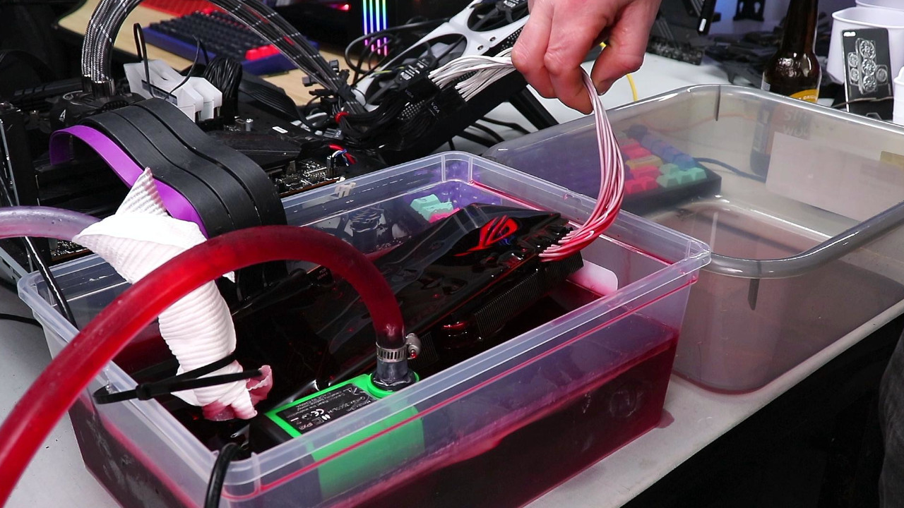 Ein YouTuber steckt Nvidia-Grafikkarte in Autogetriebeöl, um die Leistung deutlich zu verbessern